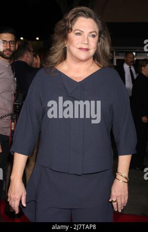 LOS ANGELES - NOV 3: Kathleen Turner bei The Dumb and Dumber zur Premiere im Village Theatre am 3. November 2014 in Los Angeles, CA Stockfoto