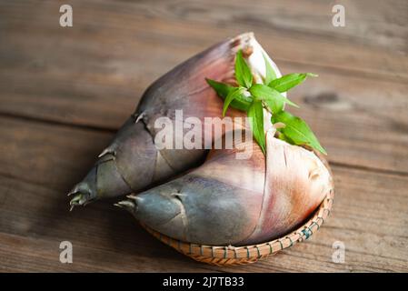 Bambus schießt auf Holztischhintergrund, frischer roher Bambus schießt zum Kochen von Speisen in thailand Stockfoto