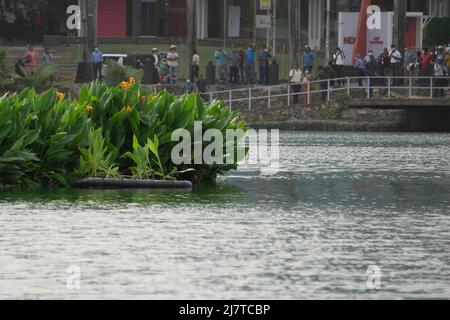 Colombo, Sri Lanka.9.. Mai 2022. Wütete regierungsfeindliche Demonstranten stießen Dutzende von Menschen in den flachen Beira-See in der Nähe der Tempelbäume. Stockfoto