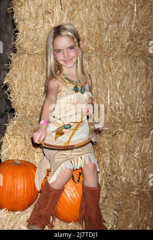 LOS ANGELES - Okt 4: McKenna Grace beim AUFSTIEG der Jack O'Lanterns in Descanso Gardens am 4. Oktober 2014 in La Canada Flintridge, CA Stockfoto