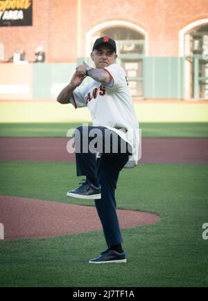 Sadiq Khan, der Bürgermeister von London, spielt im Oracle Park in San Francisco den ersten Ball beim Baseballspiel San Francisco Giants gegen Colorado Rockies während seines 5-tägigen Besuchs in den USA, um Londons Tourismusbranche zu stärken. Bilddatum: Dienstag, 10. Mai 2022. Stockfoto