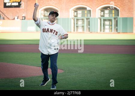 Sadiq Khan, der Bürgermeister von London, spielt im Oracle Park in San Francisco den ersten Ball beim Baseballspiel San Francisco Giants gegen Colorado Rockies während seines 5-tägigen Besuchs in den USA, um Londons Tourismusbranche zu stärken. Bilddatum: Dienstag, 10. Mai 2022. Stockfoto