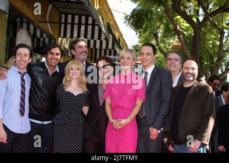 LOS ANGELES - OCT 29: Big Bang Theory Producers and Cast, Chuck Lorre, Simon Helberg, Melissa Rausch, Johnny Galecki, Kaley Cuoco, Jim Parsons, Kunal Nayyar im Kaley Cuoco Star auf dem Hollywood Walk of Fame am Hollywood Blvd am 29. Oktober 2014 in Los Angeles, CA Stockfoto