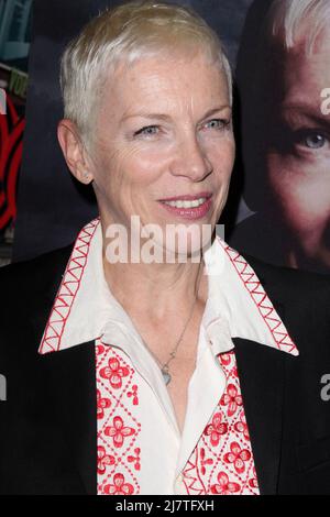 LOS ANGELES - OCT 10: Annie Lennox beim Auftritt im Geschäft, um am 10. Oktober 2014 in Los Angeles, CA, bei Amoeba Records "Nostalgia" zu unterschreiben Stockfoto