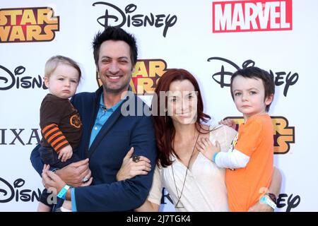 LOS ANGELES - Okt 1: Stephen Full, Annie Wersching, Ozzie Wersching Full, Freddie Wersching Full beim VIP Disney Halloween Event im Disney Consumer Product Pop Up Store am 1. Oktober 2014 in Glendale, CA Stockfoto