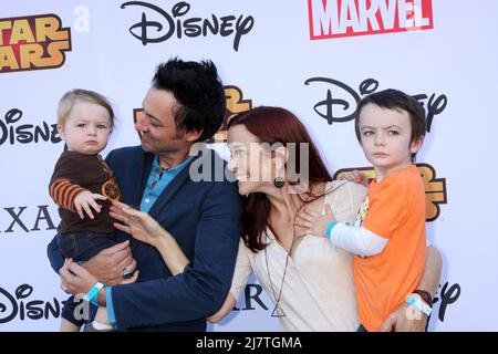 LOS ANGELES - Okt 1: Stephen Full, Annie Wersching, Ozzie Wersching Full, Freddie Wersching Full beim VIP Disney Halloween Event im Disney Consumer Product Pop Up Store am 1. Oktober 2014 in Glendale, CA Stockfoto