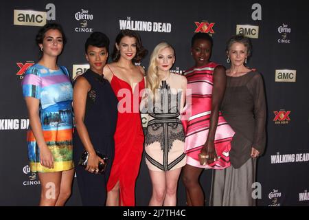 LOS ANGELES - Okt 2: Alanna Masterson, Sonequa Martin-Green, Lauren Cohan, Emily Kinney, Danai Gurira, Melissa McBride bei der Premiere von „The Walking Dead“ für die Saison 5 am 2. Oktober 2014 im Universal City Walk in Los Angeles, CA Stockfoto