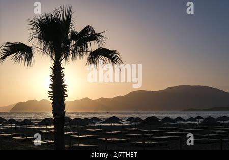 Dalyan, Türkei. 24. April 2022. Am Strand von Iztuzu am Mittelmeer im Südwesten der Türkei geht die Sonne unter. Quelle: Jens Kalaene/dpa/Alamy Live News Stockfoto