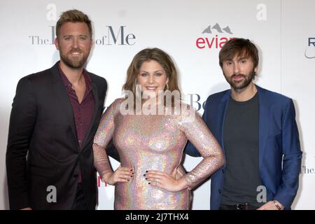 LOS ANGELES - Okt 7: Charles Kelley, Hillary Scott, Dave Haywood, Lady Antebellum bei der La Premiere von 'The Best of Me' im Regal 14 Theatres am 7. Oktober 2014 in Los Angeles, CA Stockfoto