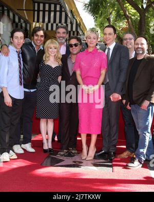 LOS ANGELES - OCT 29: Big Bang Theory Producers and Cast, Chuck Lorre, Simon Helberg, Melissa Rausch, Johnny Galecki, Kaley Cuoco, Jim Parsons, Kunal Nayyar im Kaley Cuoco Star auf dem Hollywood Walk of Fame am Hollywood Blvd am 29. Oktober 2014 in Los Angeles, CA Stockfoto