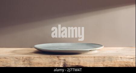 Leeren Sie den Teller auf einem Holztisch oder einer Bar Stockfoto