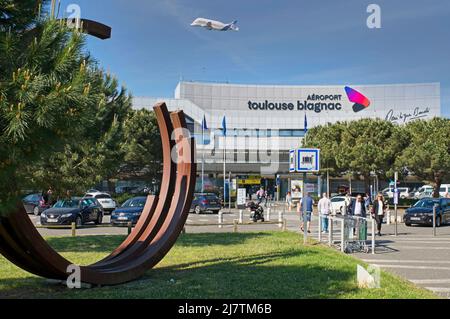 Toulouse Haute-Garonne Frankreich 05.10.22 Toulouse-Blagnac, sechstgrößter internationaler Flughafen in Frankreich. Haupteingang, ankommende Passagiere. Stockfoto