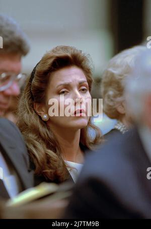 WASHINGTON DC - 11. SEPTEMBER 1991 die Schauspielerin Lynda Carter sitzt hinter ihrem Mann Robert Altman, Präsident von First American Bankshares, während er bei den Anhörungen des House Banking Committee zu BCCI bezeugt Stockfoto