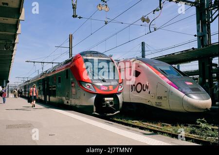Toulouse Haute Garonne France 05.10.20 zwei SNCF-Diesel-Elektrozüge am Bahnhof Matabiau. Reisende, die die Plattform entlang gehen. Firmenlogos. Stockfoto