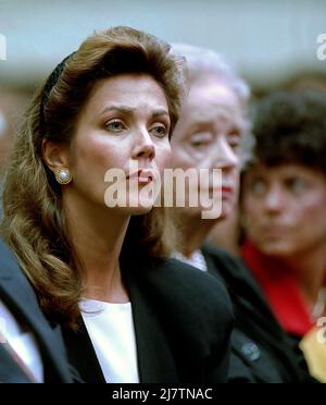 WASHINGTON DC - 11. SEPTEMBER 1991 die Schauspielerin Lynda Carter sitzt hinter ihrem Mann Robert Altman, Präsident von First American Bankshares, während er bei den Anhörungen des House Banking Committee zu BCCI bezeugt Stockfoto