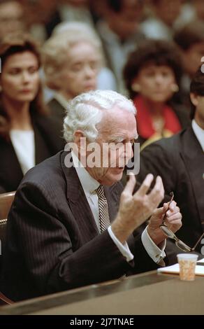 WASHINGTON DC - 11. SEPTEMBER 1991 Clark Clifford bezeugte vor dem Bankenausschuss des Repräsentantenhauses den Skandal der Bank of Credit and Commerce International, der zu einer Anklage durch die Grand Jury führte. Stockfoto