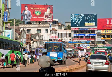 Verkehr auf der M G Road im Bundesstaat Mangalore, Karnataka, Indien 02 05 2010 Stockfoto