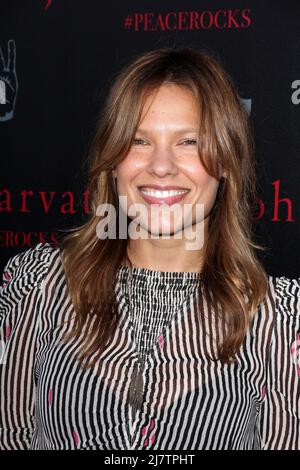 LOS ANGELES - SEP 21: Kiele Sanchez im John Varvatos und Ringo Starr feiern am 21. September 2014 in West Hollywood, CA, den Internationalen Friedenstag im John Varvatos Stockfoto