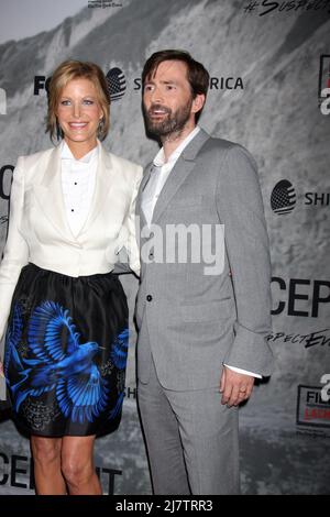 LOS ANGELES - SEP 30: Anna Gunn, David Tennant bei der 'Gracepunkt' Premiere Party im LACMA am 30. September 2014 in Los Angeles, CA Stockfoto