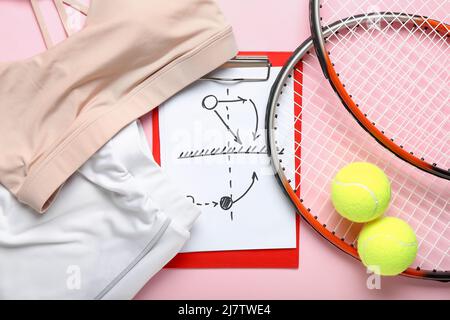 Zwischenablage mit gezeichneter Regelung von Tennisspielen, Schlägern, Bällen und Sportbekleidung auf rosa Hintergrund Stockfoto