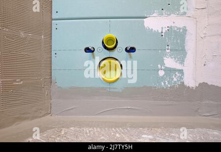 Einbautoilette im Hausbadezimmer ohne Toilettenschüssel Stockfoto