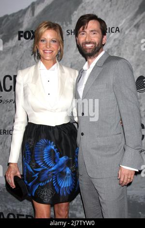 LOS ANGELES - SEP 30: Anna Gunn, David Tennant bei der 'Gracepunkt' Premiere Party im LACMA am 30. September 2014 in Los Angeles, CA Stockfoto