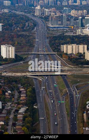 Der Ontario 401 Highway in Toronto bei Sonnenuntergang Stockfoto