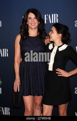 LOS ANGELES - SEP 16: Lauren Graham, Mae Whitman bei der TV-Saison 2014-2015 der NBC & Vanity Fair im Hyde Sunset am 16. September 2014 in West Hollywood, CA Stockfoto