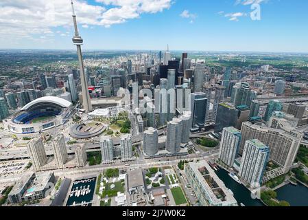 Tagsüber der CN Tower und das Roger Center Stockfoto