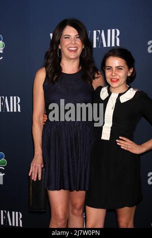 LOS ANGELES - SEP 16: Lauren Graham, Mae Whitman bei der TV-Saison 2014-2015 der NBC & Vanity Fair im Hyde Sunset am 16. September 2014 in West Hollywood, CA Stockfoto