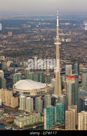 Der CN Tower und das Rogers Center an einem sonnigen Tag Stockfoto