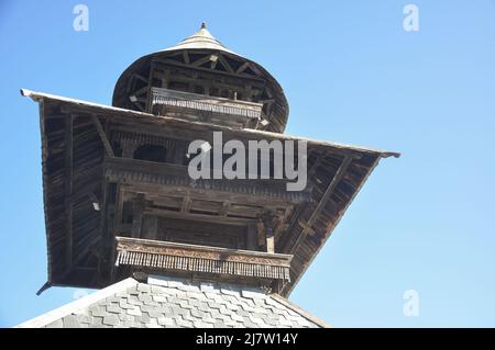 Blick auf das Dach des alten Parashar rishi Tempels mit Kopierraum Stockfoto