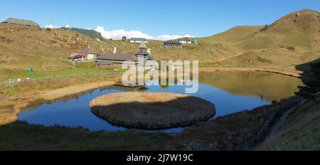 Weitwinkelansicht des Parashar rishi-Tempels und des Prashar-Sees in einer Höhe von 2.730 Metern im Bezirk Mandi, Himachal Pradesh Stockfoto