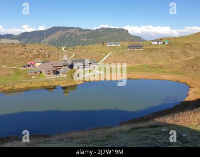 Blick auf den antiken Parashar rishi-Tempel und den Prashar-See in einer Höhe von 2.730 Metern (8.960 Fuß) im Bezirk Mandi, Himachal Pradesh Stockfoto