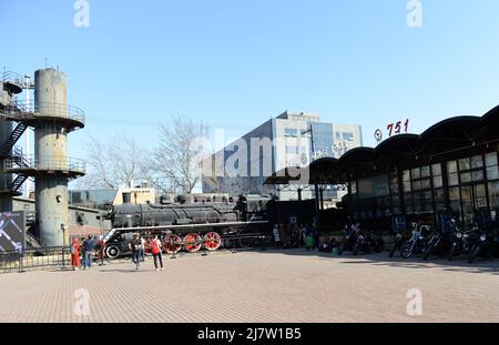 Der Locomotive Square ist ein ehemaliges Bahnterminal, in dem heute ein Dampfzug aus dem Jahr 1945 untergebracht ist, der auf dem öffentlichen Platz als Denkmal steht. 798 Art Zone, Peking. Stockfoto