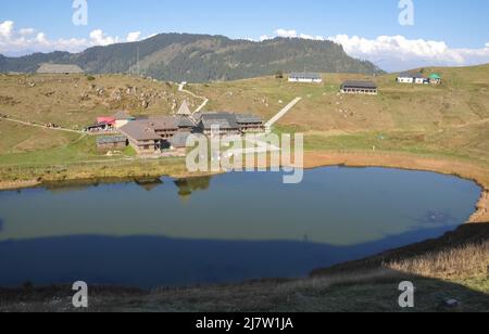 Blick auf den antiken Parashar rishi-Tempel und den Prashar-See in einer Höhe von 2.730 Metern (8.960 Fuß) im Bezirk Mandi, Himachal Pradesh Stockfoto