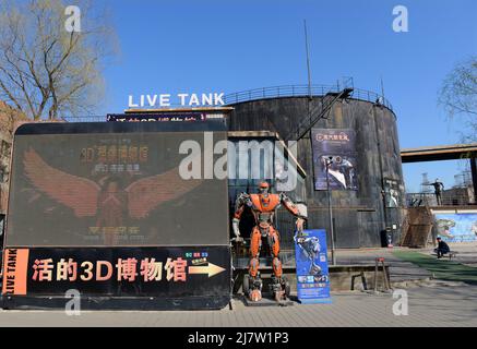 Ein alter, massiver Öltank, der in ein Museum aus dem Jahr 3D umgewandelt wurde. 798 Kunstzone, Peking, China. Stockfoto