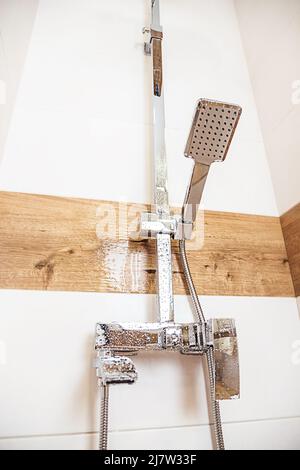 Duschkopf mit Wandhintergrund im modernen Badezimmer, vertikales Foto Stockfoto