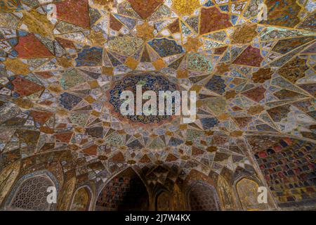 Farbenfrohe Decke im antiken Itimad-ud-Daulah-Mausoleum, auch bekannt als Baby Taj, Agra, Uttar Pradesh, Indien Stockfoto