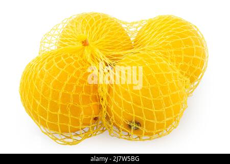 Zitronen in einem Netzbeutel isoliert auf weiß. Stockfoto
