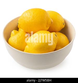 Ganze frische Zitronen in heller rustikaler Schale isoliert auf weiß. Stockfoto