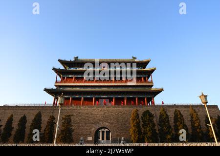 Zhengyangmen ist ein ikonisches Torhaus, das ursprünglich 1419 als Teil der Stadtmauer von Peking erbaut wurde. Peking, China. Stockfoto