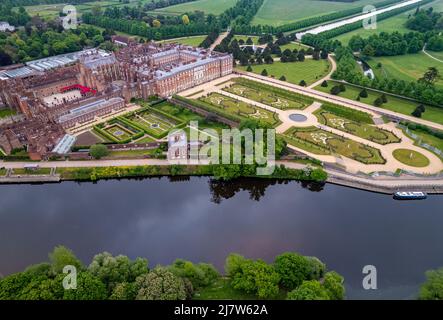 Drohnenaufnahme des Hampton Court Palace mit der Themse im Vordergrund Stockfoto
