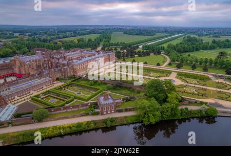 Wunderschöne Drohnenaufnahme des Hampton Court Palace und des Bushy Park im Frühling Stockfoto
