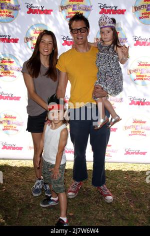 LOS ANGELES - AUG 16: Johnny Knoxville bei der Disney Junior's Pirate and Princess: Power of Doing Good bei Avalon am 16. August 2014 in Los Angeles, CA Stockfoto