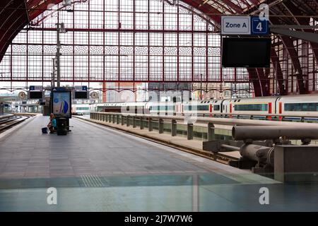 Antwerpen, Belgien - 12. Juli 2010 : Station Antwerpen-Centraal. Hauptbahnhof Antwerpen, großer unter-Dach-Bahnterminus in der nördlichen Hafenstadt. Stockfoto