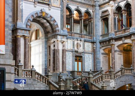 Antwerpen, Belgien - 12. Juli 2010 : Station Antwerpen-Centraal. Inneneinrichtung aus Sandstein und Marmor des Pendlerpavillons des Antwerpener Hauptbahnhofs. Stockfoto