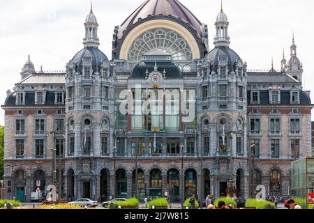 Antwerpen, Belgien - 12. Juli 2010 : Station Antwerpen-Centraal. Wunderschöne Sandstein- und Backsteinfassade des Antwerpener Hauptbahnhofs Stockfoto