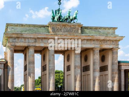 Berlin, Deutschland - 14. Juli 2010 : Das Brandenburger Tor. Großer klassischer Torbogen am Eingang zum Pariser Platz in der Hauptstadt Deutschlands. Stockfoto