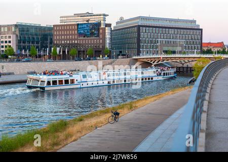 Berlin, Deutschland - 14. Juli 2010 : Ausflugsboot auf der Spree, das durch die Hauptstadt Deutschlands fließt. Stockfoto